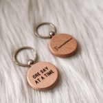 Houten sleutelhanger - One day at a time