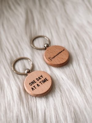 Houten sleutelhanger - One day at a time