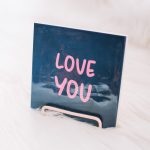 Donkerblauwe tegel: love you