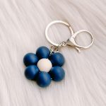 Bloemen sleutelhanger: donkerblauw