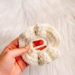 Scrunchie suede wit