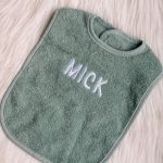 Slabbetje stone green met naam