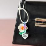 Bag charm flower wit