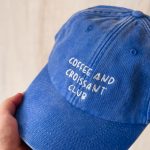 Coffee & croissant pet blauw