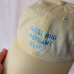 Coffee & croissant pet geel