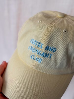 Coffee & croissant pet geel